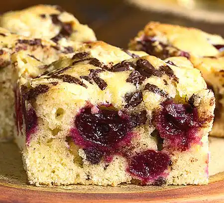 Tablett mit Kirsch-Blondie und dunklen Schokostückchen.