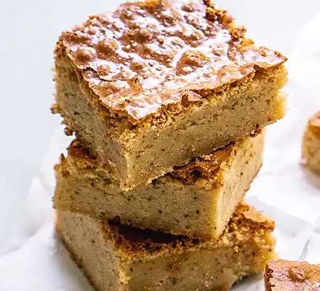 Stapel von Blondies mit weißer Schokolade.