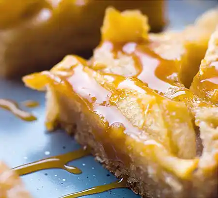 Apfel-Zimt-Blondie mit gesalzenem Karamel.