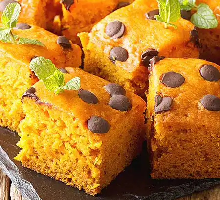 Teller mit Kürbis-Blondie, Schokopops und Minzgarnitur.