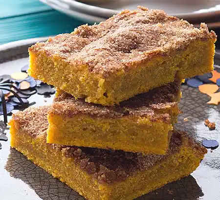 Teller mit 3 Halloween-Blondies mit Kürbis.