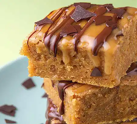 Teller mit 2 Süsskartoffel-Blondies mit Karamelsauce.