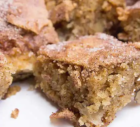 Teller mit Apfel-Blondie und Zimt-Zuckerschicht.