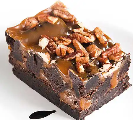 Brownie mit Karamelfüllung und Topping aus Walnüssen und Karamelsauce.