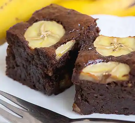 Teller mit Double-Choclate-Brownie mit eingebackener Banane.