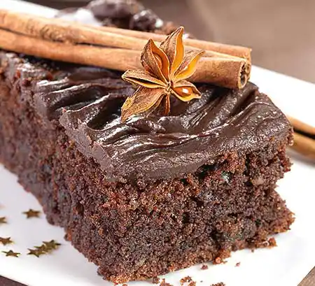 Teller mit Weihnachts-Brownie, Zimt und Sternanis.