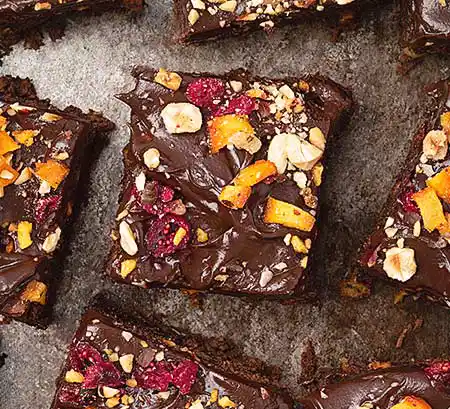 Brownies mit Nüssen und Früchten.