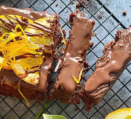 Brownie mit Orangen und Topping mit Orangenstreifen und Schokosauce.