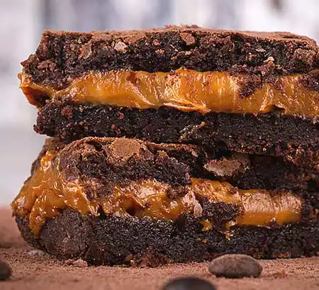 2 Brownies mit Füllung aus Karamellcreme.