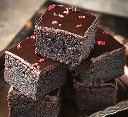 Stapel aus Double-Choclate-Brownies.