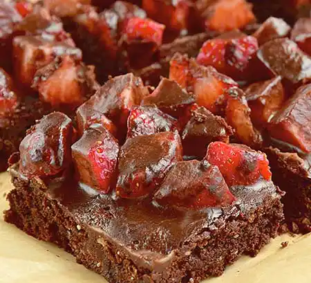 Brownies mit Erdbeeren und Schokosauce.