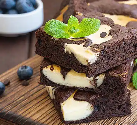Stapel von Brownies mit Cheescakefüllung.