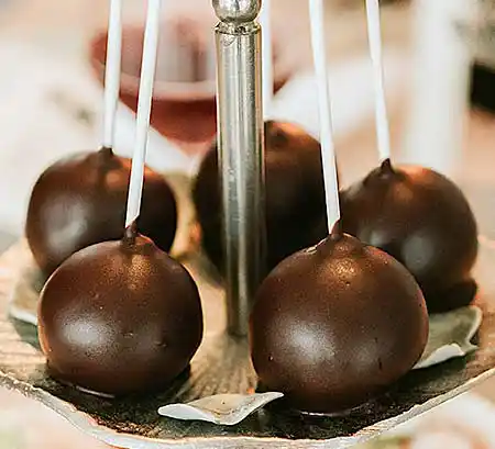 Klassische Schoko-Cake-Pops auf Silbertablett.