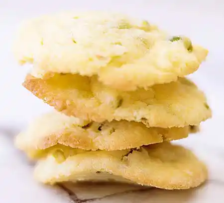 Stapel heller Zitronen-Cookies.