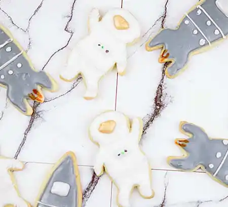 Cookies in Form von Astronauten und Raketen.
