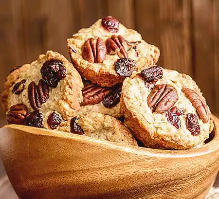 Holzschüssel mit Cookies mit Nüssen.