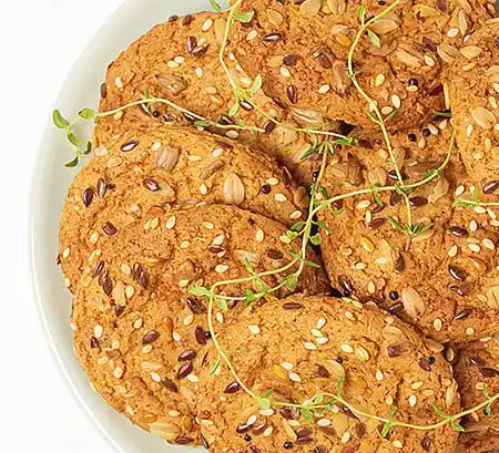 Vollkorn-Cookies mit Leinsamen auf Teller.