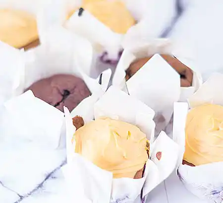 Helle und dunkle Schoko-Cupcakes mit Karamellcreme.