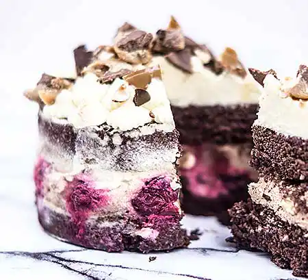 Cupcake mit Buttercreme Topping und Tofiffee-Stückchen.