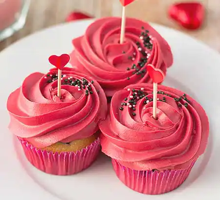 Cupcake mit rotem Buttercreme Topping im Swirl Look.