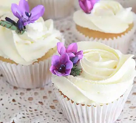 Cupcake mit weißem Schokomousse.