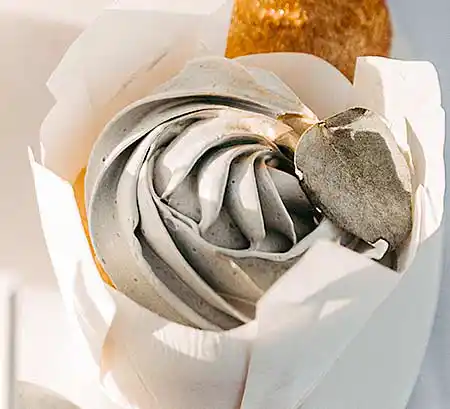 Cupcake in Schachtel mit Rosenform.