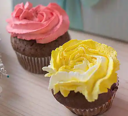 Cupcakes mit Buttercreme Topping eingefärbt.