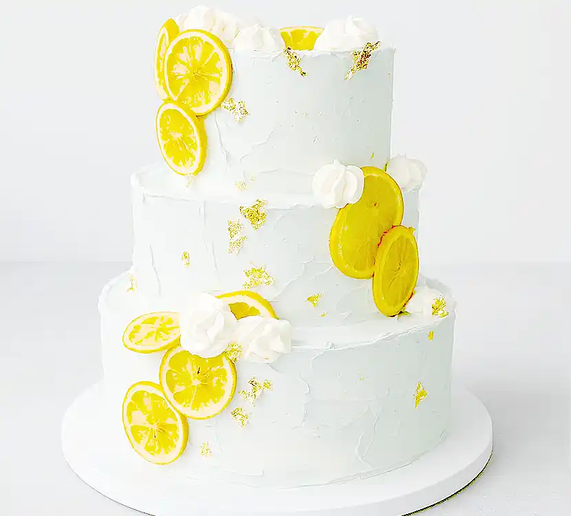 1-stöckige Hochzeitstorte mit rosa Buttercreme und Blumendekor.