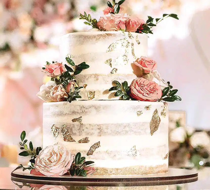 2-stöckige weiß-braune Hochzeitstorte mit Blumendekor.