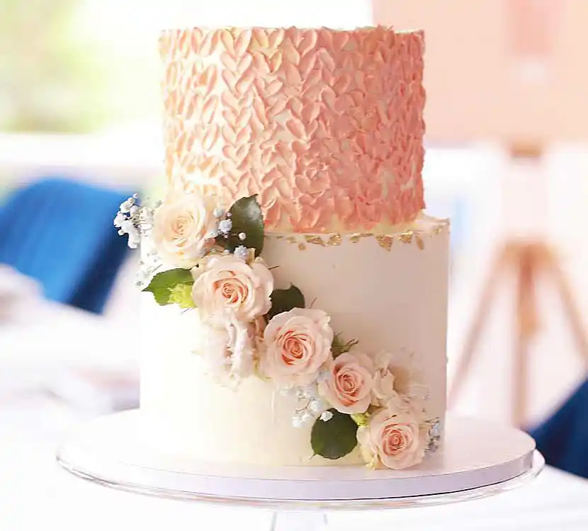 Etagere mit 2-stöckige verschieden eingestrichene Hochzeitstorte mit Blumendekor.