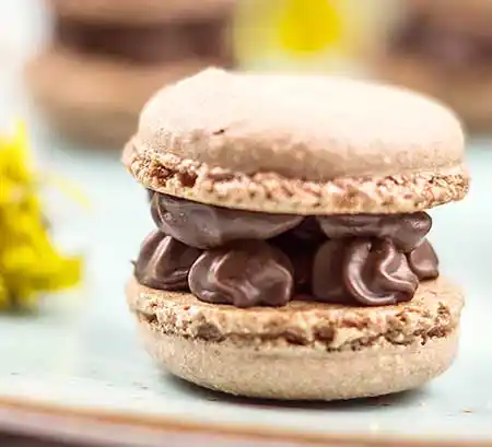 Macaron mit Schokofüllung.