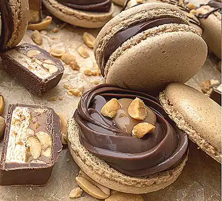 Offener Macaron mit Schokocreme, Karamell und Nüssen.