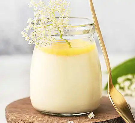 Glas mit Hollunder-Créme aus Sahne und weißer Schokolade mit Lemon Curd.