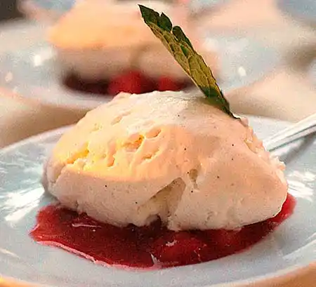 Teller mit Topfenschaum-Crème auf Erdbeerragout mit Minze.