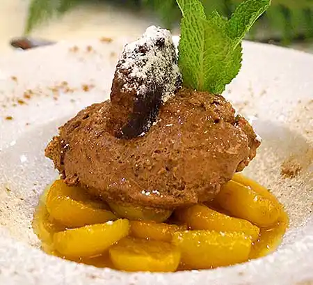 Teller mit Lebkuchenmousse auf Kumquattkompott.