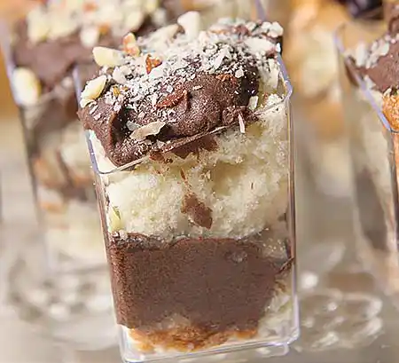 Gläser mit Vollmilch-Schokomousse mit Kokos-Makronen.