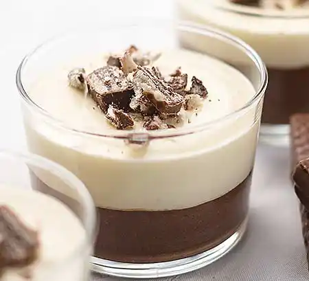 Gläser mit Schokomousse mit Cheescake-Topping.