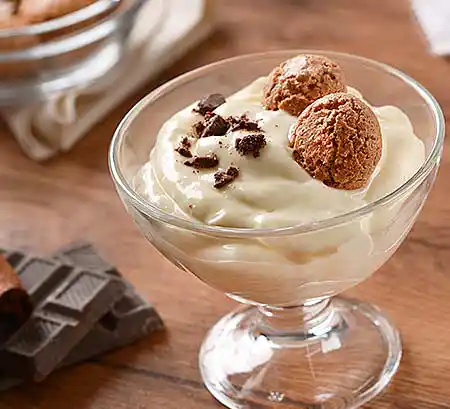 Gläser mit Amaretti-Crème und Schokoladensplitter.