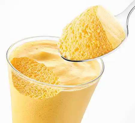 Gläser mit Joghurt-Mousse mit firschem Aprikosen-Pudding.