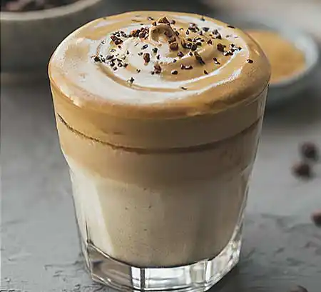 Gläser mit Kaffee-Mousse au Chocolat mit heller Schoklade.