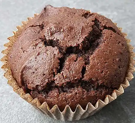 Schoko-Muffin mit dunkler Schokolade.