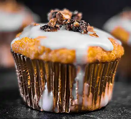 Tisch mit Rüblimuffin und Karotten.