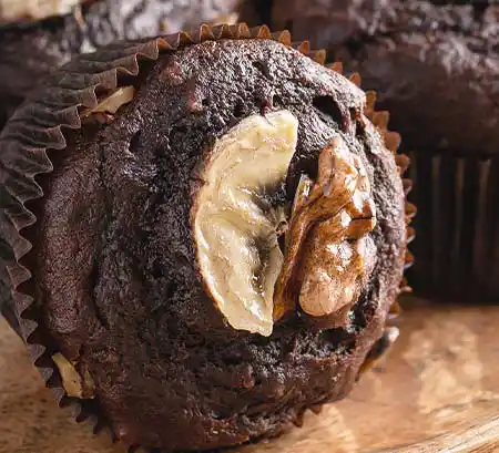 Schokolade-Bananen-Muffin mit gehackten Nüssen.