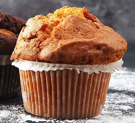 Tisch mit Nuss-Muffin.