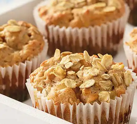 Muffin mit Hafer, Äpfeln und Zimt in Schachtel.