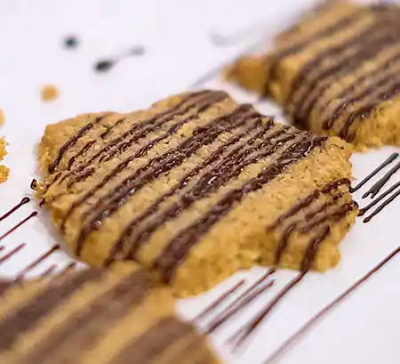 Plätzchen mit Schokostreifen.