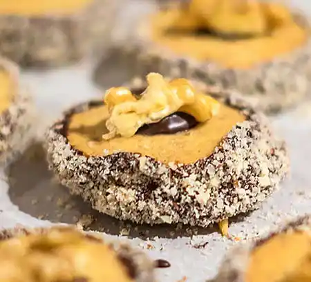 Plätzchen mit gelber Füllung auf Tisch.