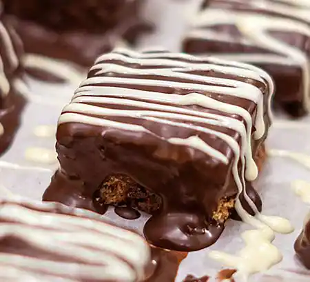 Quadratische Plätzchen mit Schokoglasur.