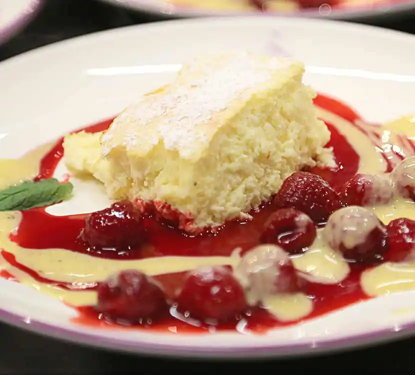 Teller mit Milchrahmstrudel in Vanillesauce.