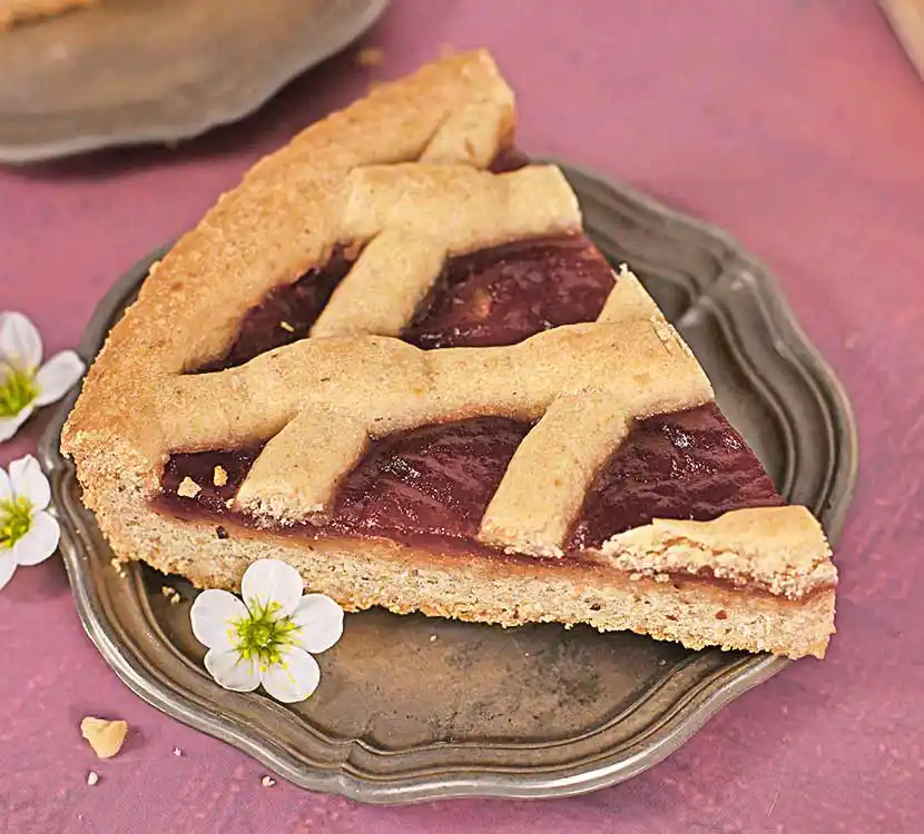 Teller mit einem Stück Linzertorte.